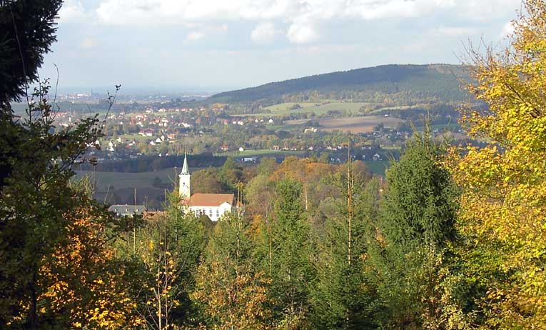 Blick über die Chrostauer Kirche mit der Silbermann-Orgel nach Bautzen, rechts der Drohmberg.